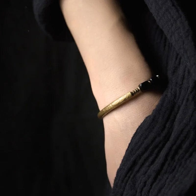 Kshetra - Bracelet en Obsidienne Noire et Laiton Martelé