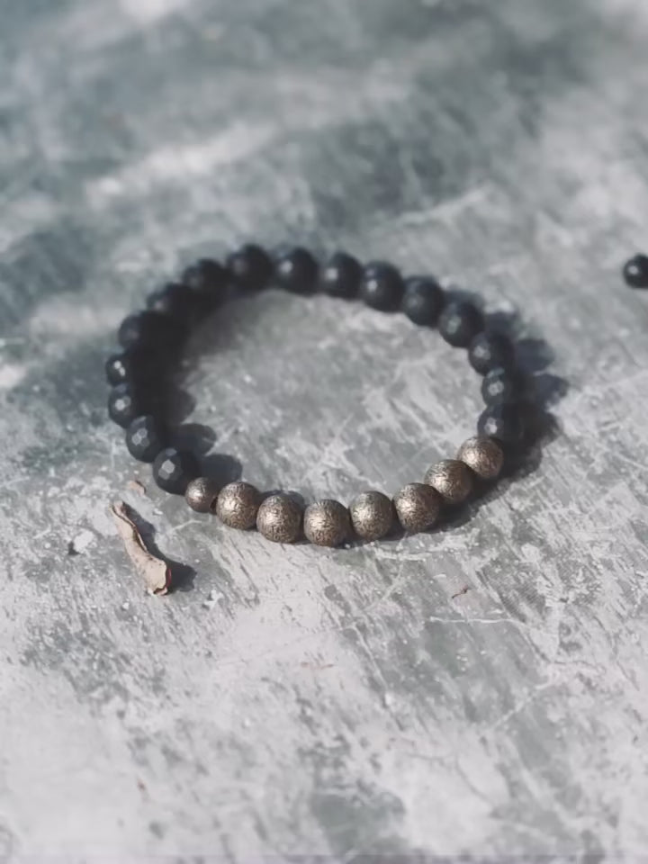 Découvrez le bracelet Sagara, un bijou en agate noire facettée conçu pour couple